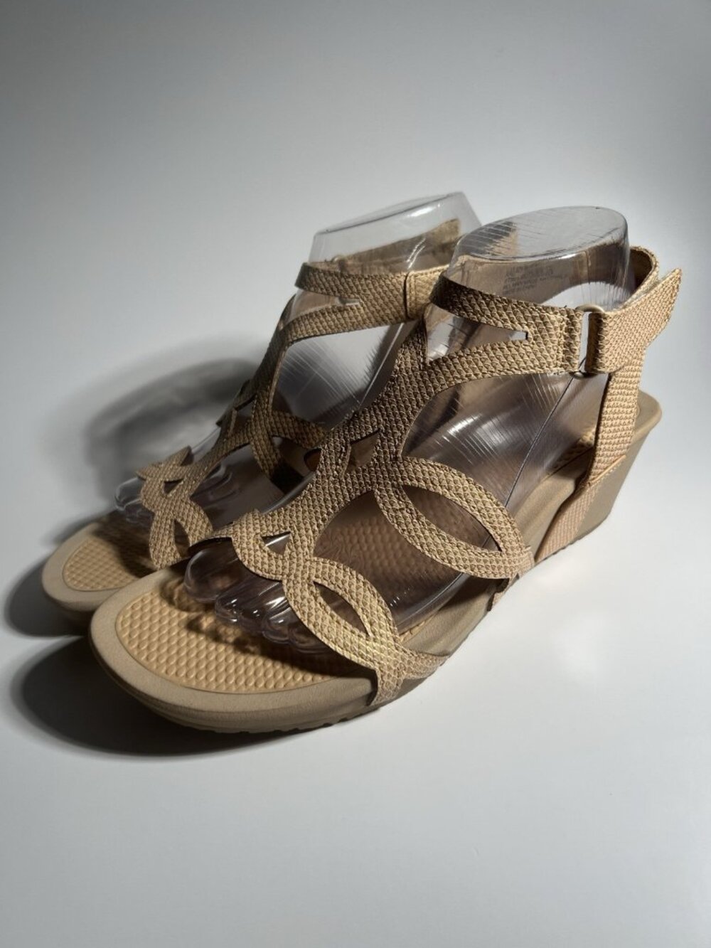 BareTraps Raeanne Sandals Gold Beige Women’s Size 8M Comfort Wedge